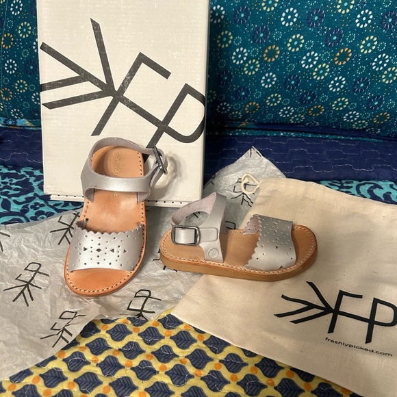 Freshly Picked Silver Laguna Sandal Size 5 New in Box - Picture 1 of 6